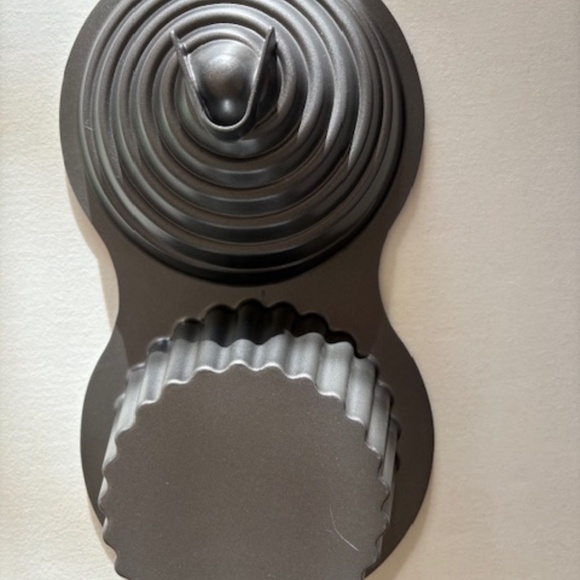 HEAVY Wilton Giant Cupcake/Muffin Pan - Picture 2 of 4